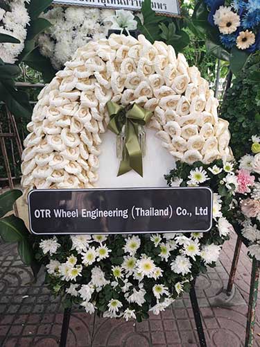 ไปส่งพวงหรีดดอกไม้จันทน์ที่วัด